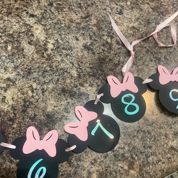 Minnie Mouse party supplies. 9pc set - Picture 9 of 10